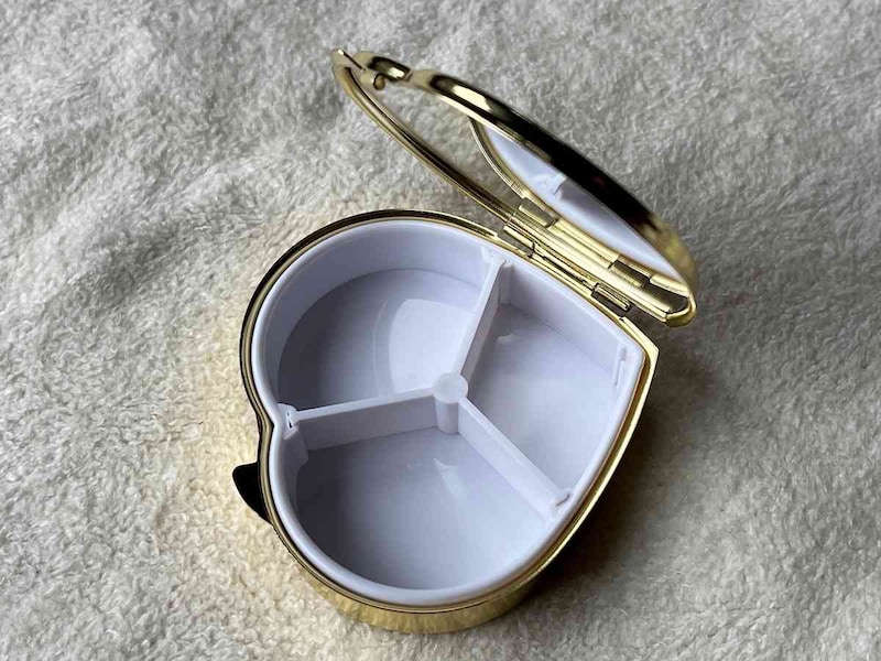 スリーピーの「ミラー付ミニケース、ハート、B（ティンカー・ベル）」の内側は3つに分かれている