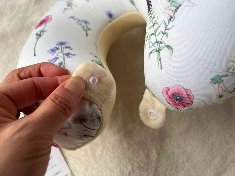 スリーピーの「ネックピロー、B（ティンカー・ベル）」はホックで固定可能