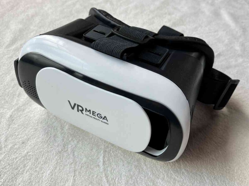 ダイソーの「バーチャルリアリティーゴーグル」はスマホにVR対応のアプリをインストールして使用する