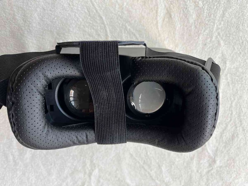 ダイソーの「バーチャルリアリティーゴーグル」は顔にあたる部分が柔らかい