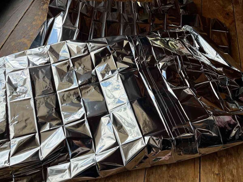 ダイソーの「アルミ保温ブランケット」の材質はアルミ蒸着PETフィルム