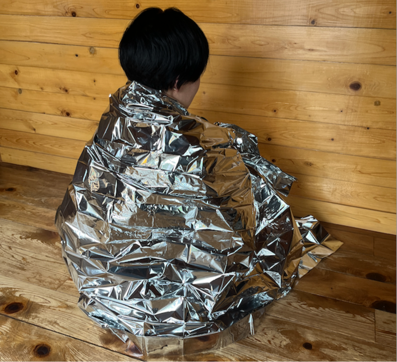 ダイソーの「アルミ保温ブランケット」はじわじわ暖かい