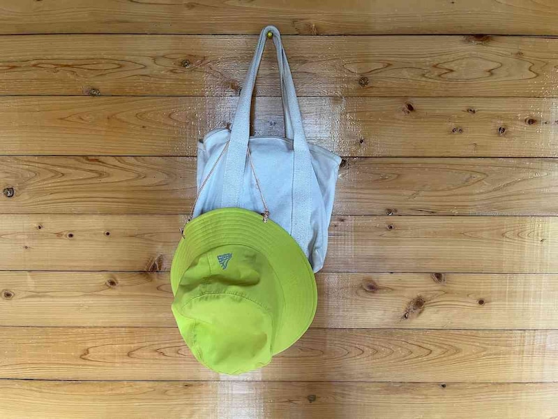 ダイソーの「帽子クリップ（2WAY、UVチェッカー付）」で帽子をバッグにつけられる