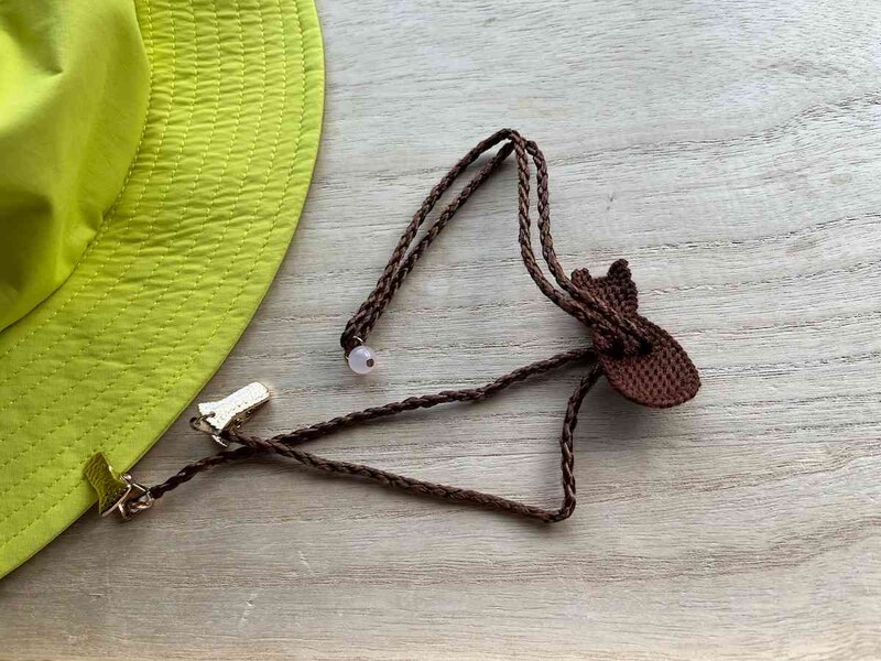 ダイソーの「帽子クリップ（UVチェッカー付、猫）」は猫の飾りがアジャスターになる