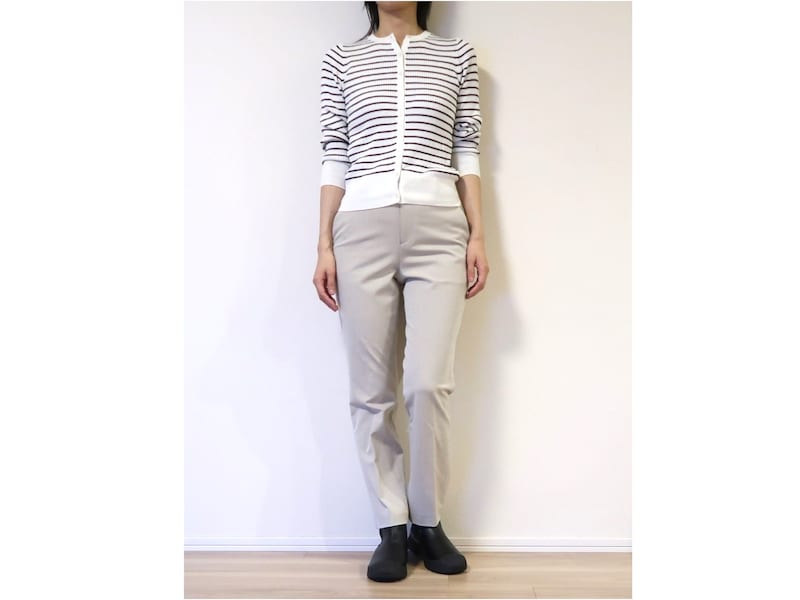きれいめな細身パンツと合わせてもまとまるスリムなシルエット　