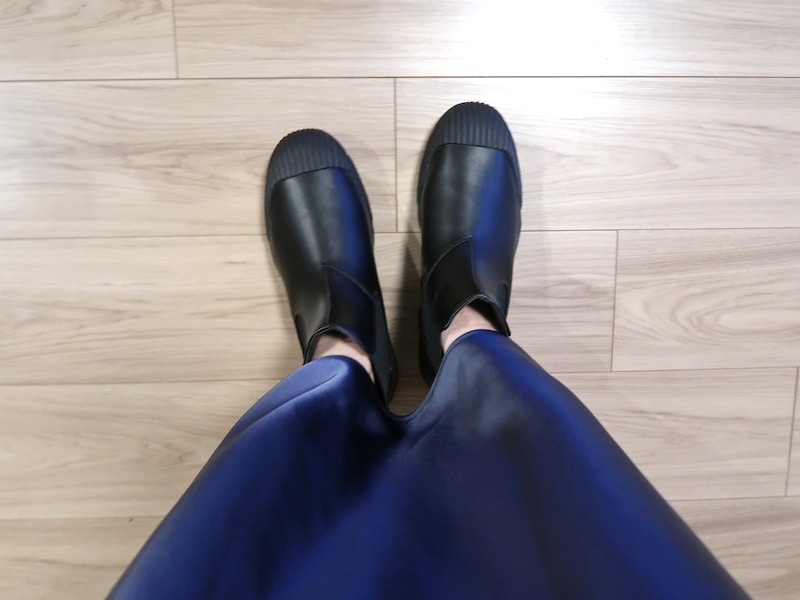 フェミニンなスカートと合わせてもしっくりなじみます