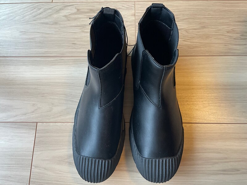 足を入れる時に少しフィット感を感じるような、細身シルエットできれい見えします