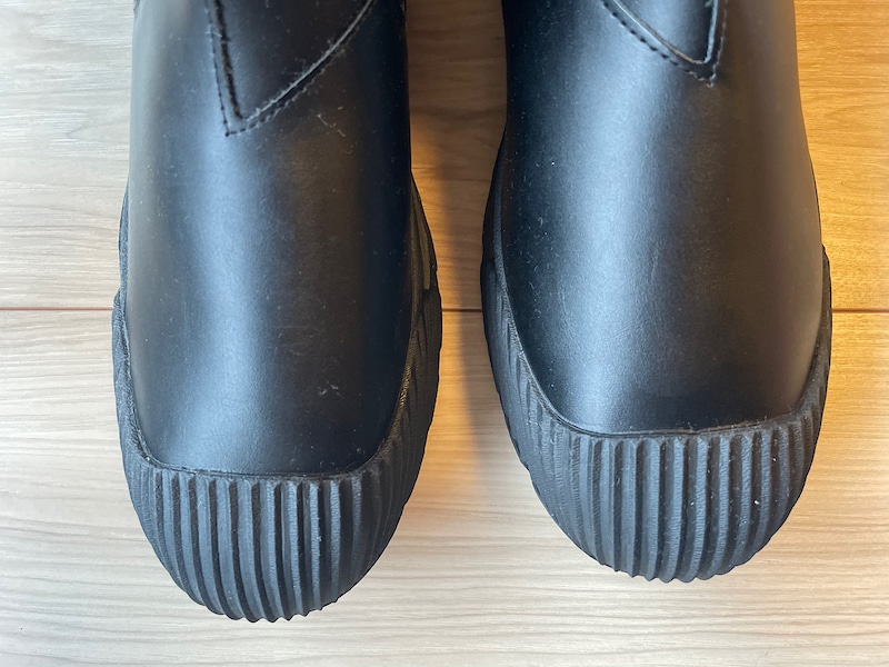 トゥの部分にデザインが入っているのも「レインブーツ感」が和らぐポイント