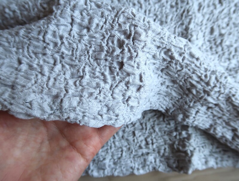 凹凸感のあるシワ素材で、汚れや折りジワなどが目立ちにくいのもうれしい