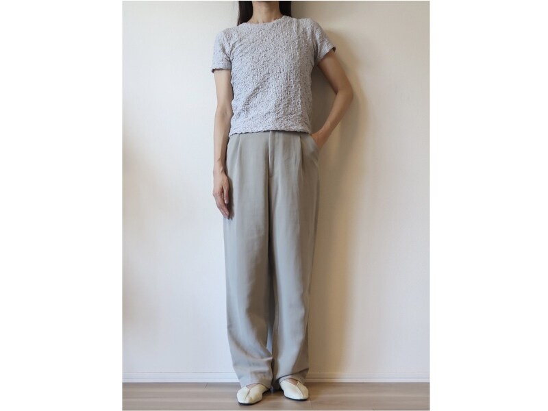生地に落ち感のあるワイドパンツと合わせても
