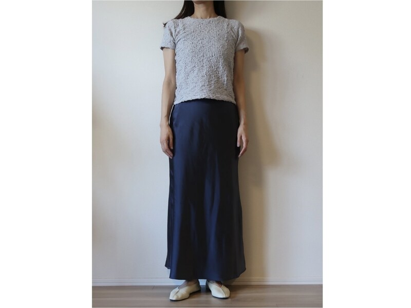 同じくトレンドのサテンスカートと合わせて旬の着こなしを楽しむのもおすすめ