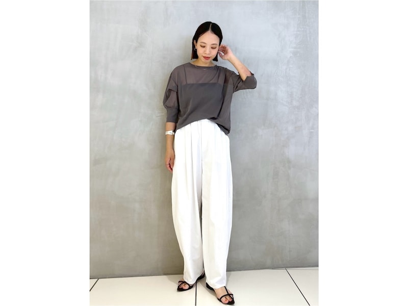 透け感のあるシアー素材のグレートップスでモードな雰囲気に　出典：WEAR