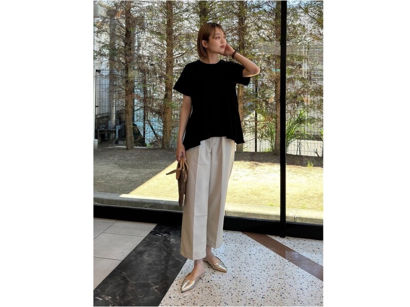 ペプラムトップスならウエストインしなくてもすっきり見えて白パンツと好相性　出典：WEAR