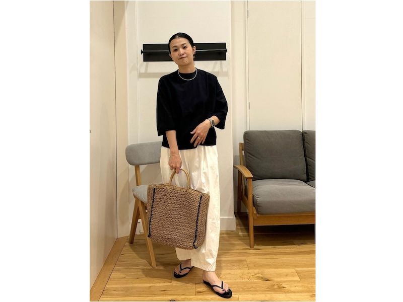 ひじの隠れる七分袖トップスと合わせてモノトーンですっきり　出典：WEAR