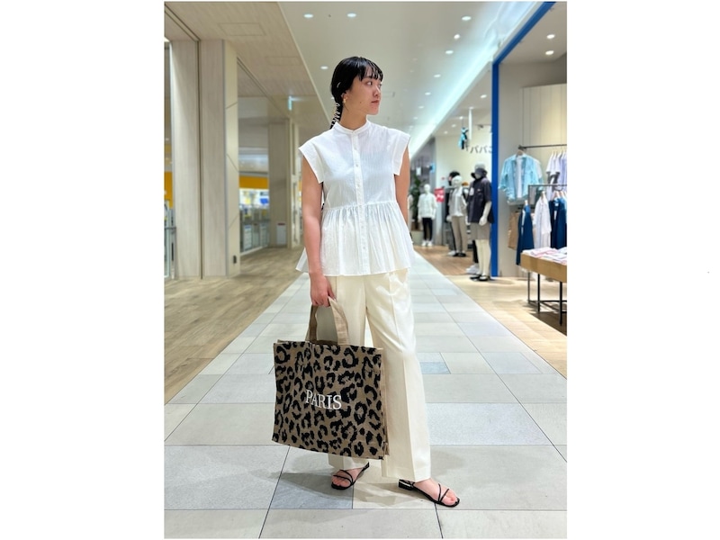 白シャツで夏らしい清潔感のあるコーデを楽しんで　出典：WEAR