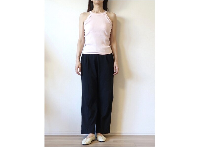 首のラインに細めのホルター部分がフィットするせいか、肩まわりを華奢に見せてくれます