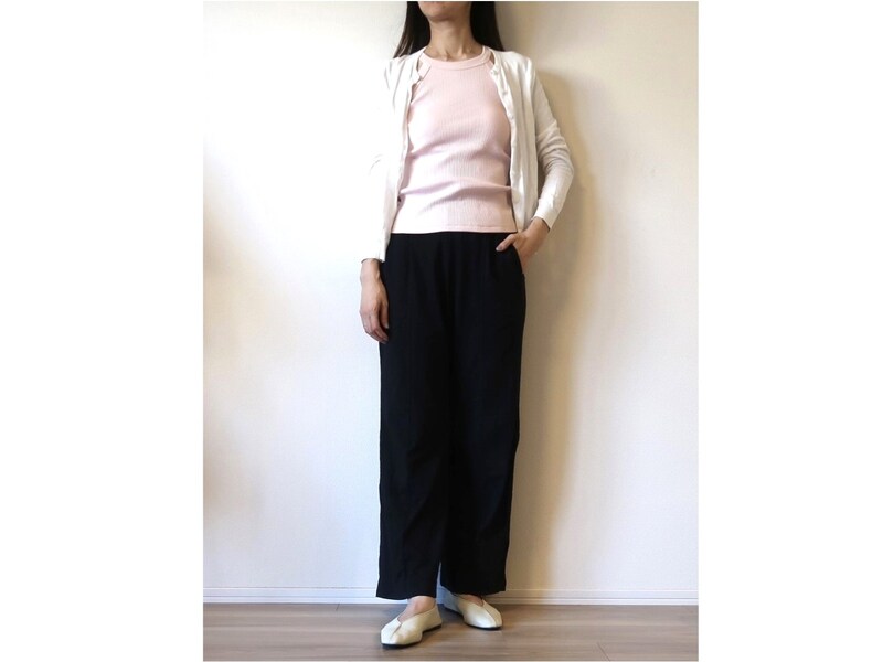 カーディガンの隙間から見える首まわりのデザインが今っぽく見せてくれる