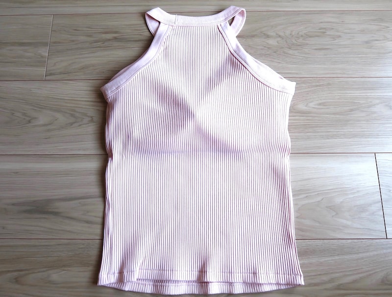 首の後ろの位置も高くて開き過ぎず、シンプルなシルエットです