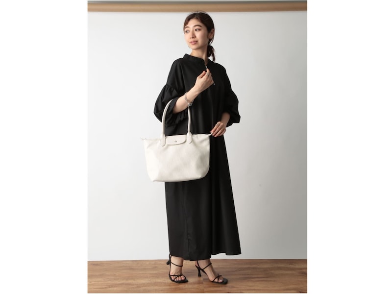 ゆったりとしたシャツワンピースなら、そのボリュームもおしゃれに見せてくれます 出典:WEAR