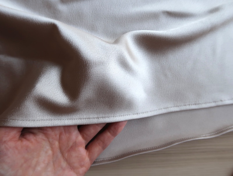 光り過ぎない、上品な光沢感はチープにならずエレガントに着られます