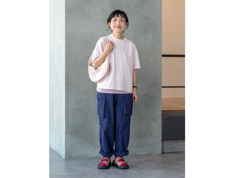 エアリズム生地＆ゆったりシルエットのTシャツは夏の強い味方　出典：StyleHint