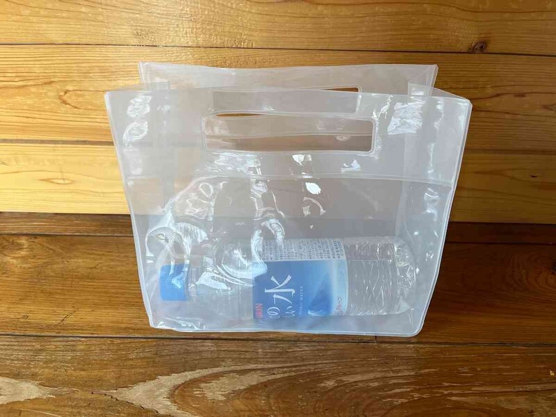 外側のバッグは、530mlのペットボトルが横に入る