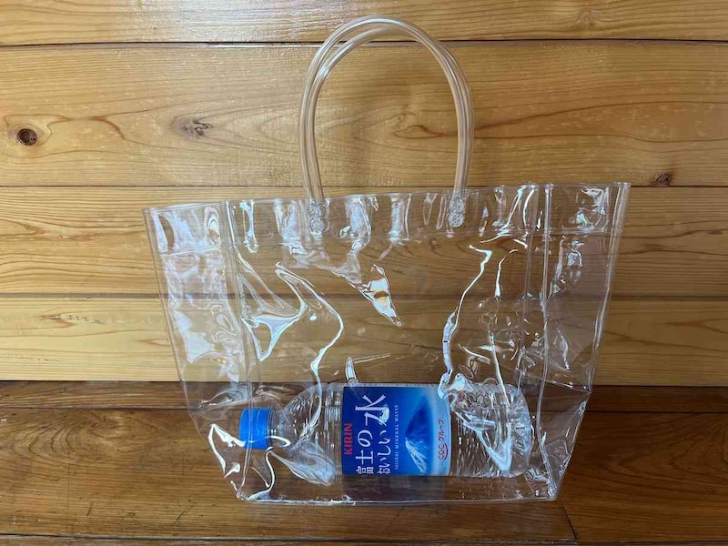 ダイソーの「クリアビニールバッグ」は530mlのペットボトルが横に入る