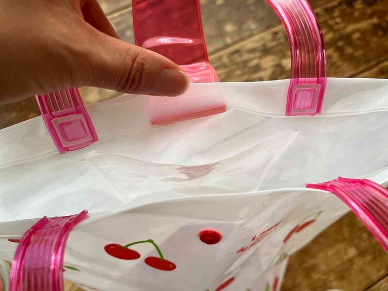 ダイソーの「立体ビーチバッグ（ポケット付）」は内側にポケット付き