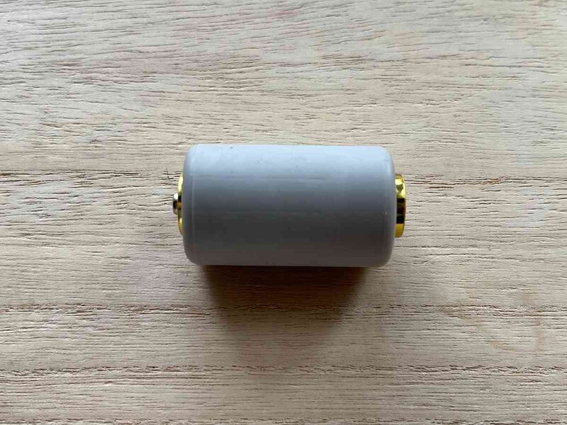 単2電池用のアダプターに単3電池を入れる