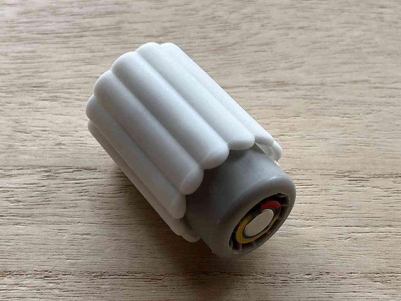 単1電池用のアダプターにプラス極から入れていく