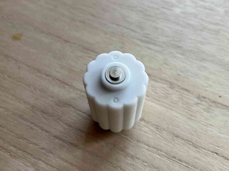 単1電池のアダプターにはプラス極がついている