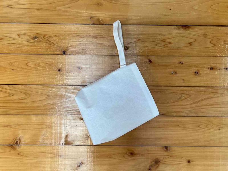 ダイソーの「引っ掛けるおむつ収納」はおむつを約4枚入れられるサイズ