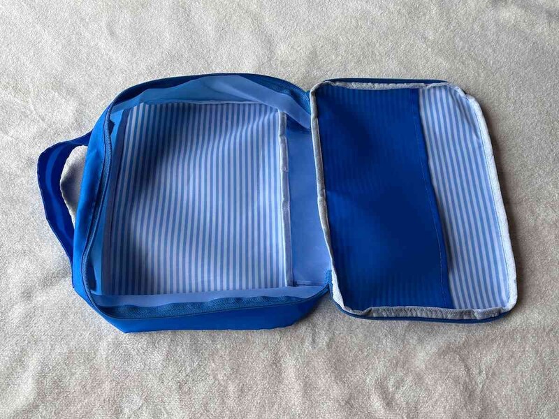 ダイソーの「おむつポーチ（ストライプ柄）」はS～Mサイズのおむつが5～8枚入るサイズ感