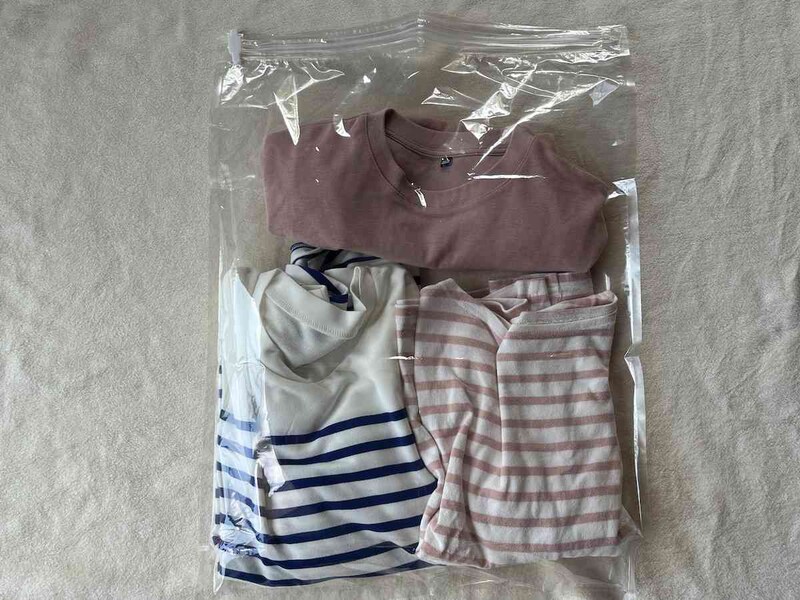 洋服を圧縮バッグに入れる