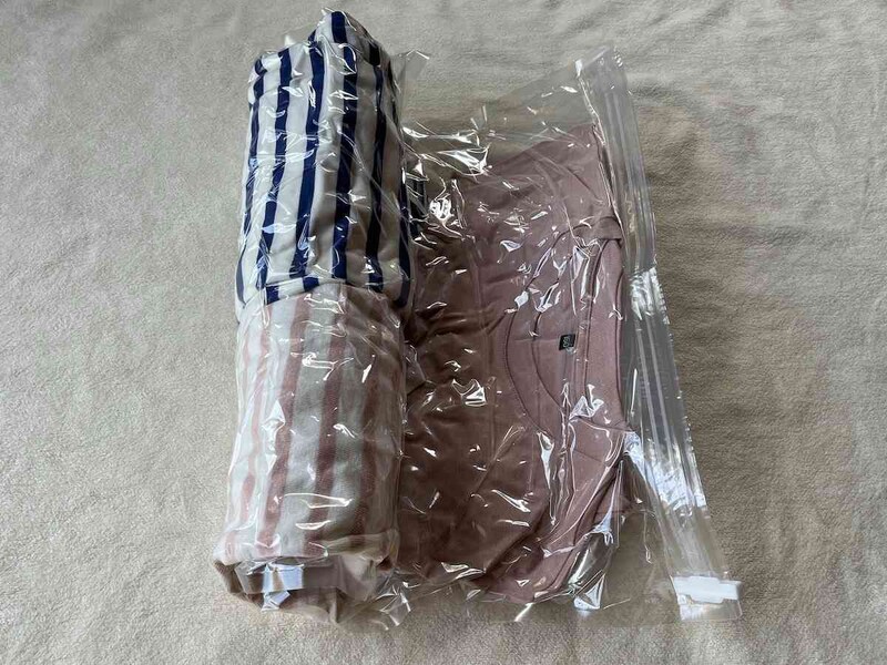 洋服が圧縮されて薄くなっている