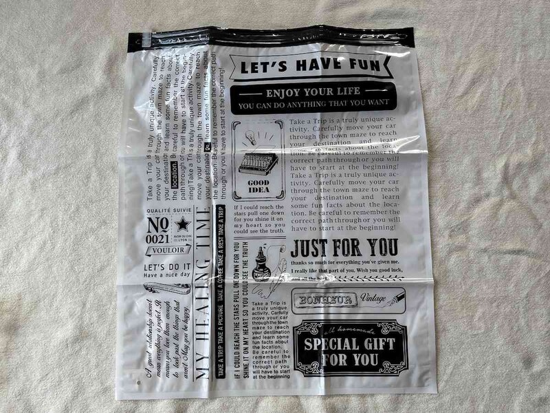 ダイソーの「トラベル用圧縮バッグ（モノトーン、60cm×50cm）」は模様入り