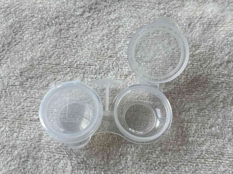 ダイソーの「コンタクトレンズケース」はキャップはパチンととめるタイプで、右と左の表示もある