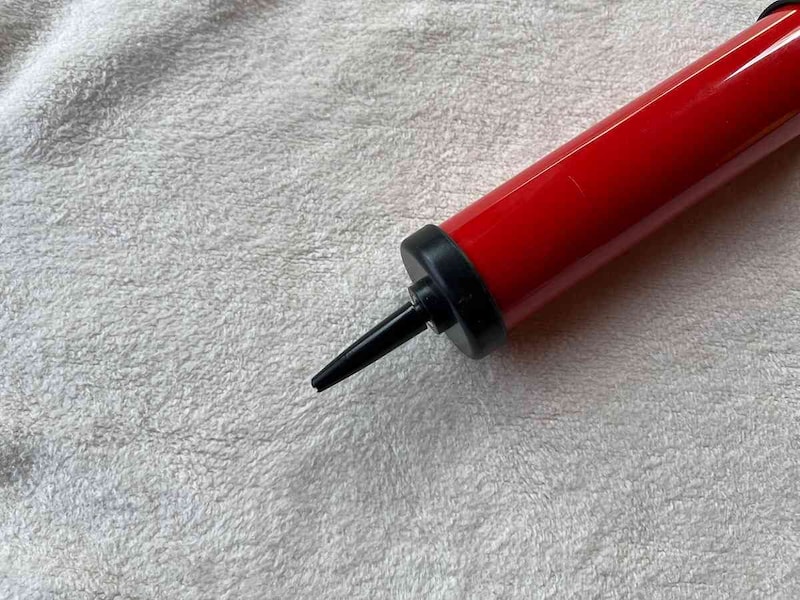 ダイソーの「空気入れ（空気針2種）」の太い方は風船用