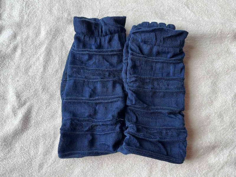 ダイソーの「日よけうでカバー（ボーダー、ネイビー、ロングタイプ、UV対策、接触冷感）」