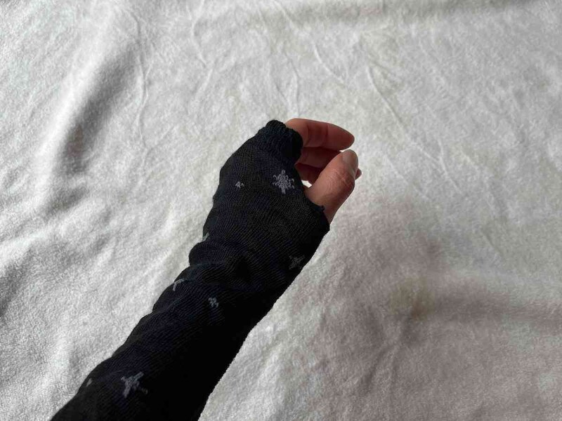 ダイソーの「日よけうでカバー（フラワー柄、宇宙柄、UV対策、接触冷感）」