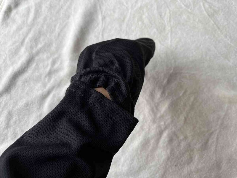 ダイソーの「アームカバー（手のひらオープンタイプ、51cm）」は手首部分にスリットがあるので、腕時計をしていても安心