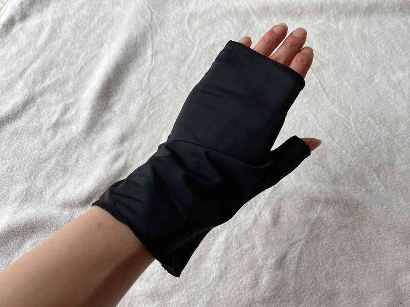 ダイソーの「ショートアームカバー（内メッシュ、黒、さらさら生地）」は指の中間ほどの長さ