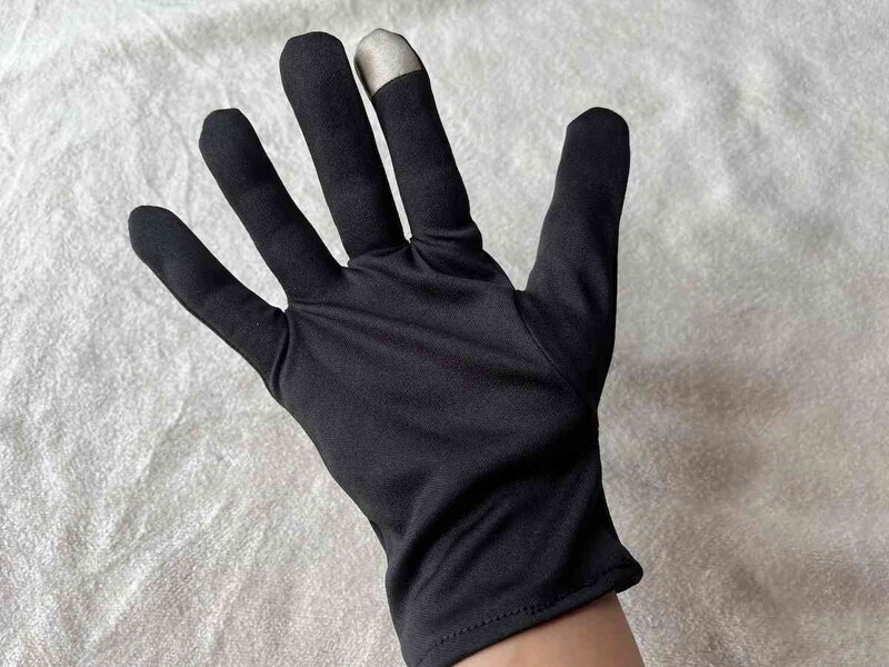 ダイソーの「日除けグローブ（スマートフォン対応）」は右手の人差し指の先端がスマホのタッチパネルに反応