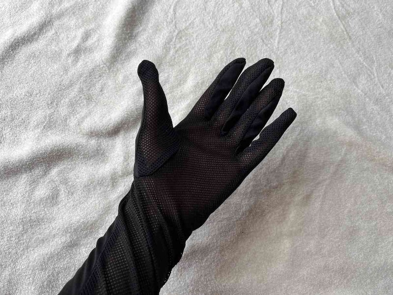 ダイソーの「日除けグローブ（抗菌防臭加工、接触冷感生地、ブラック、60cm）」は手のひらがメッシュ