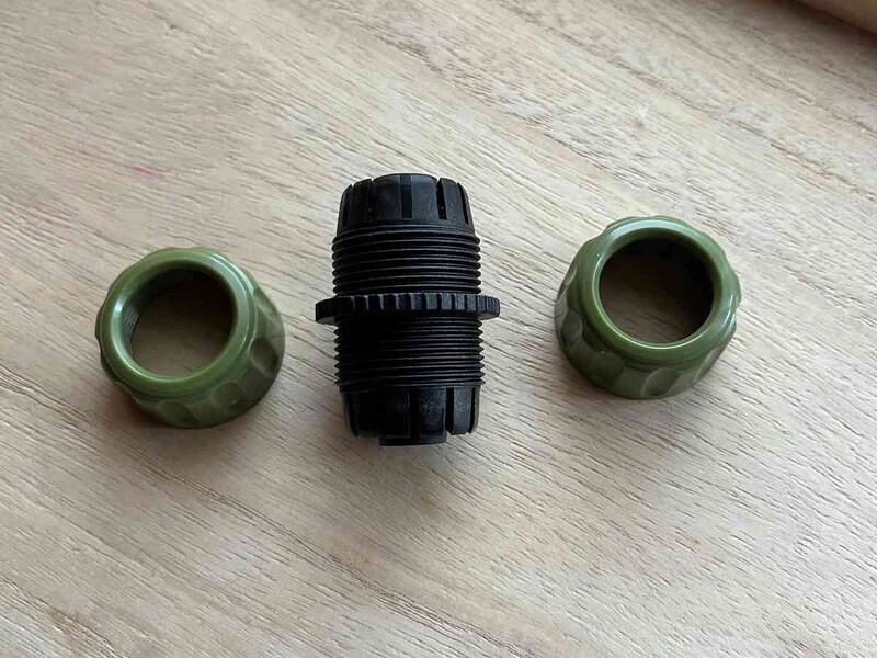 ダイソーの「ホースジョイント」の両方のナットを外して使う