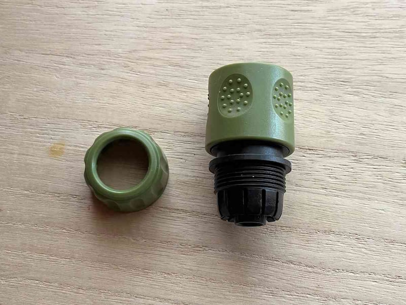 ダイソーの「ホースコネクター（2型）」もナットを外してから使う