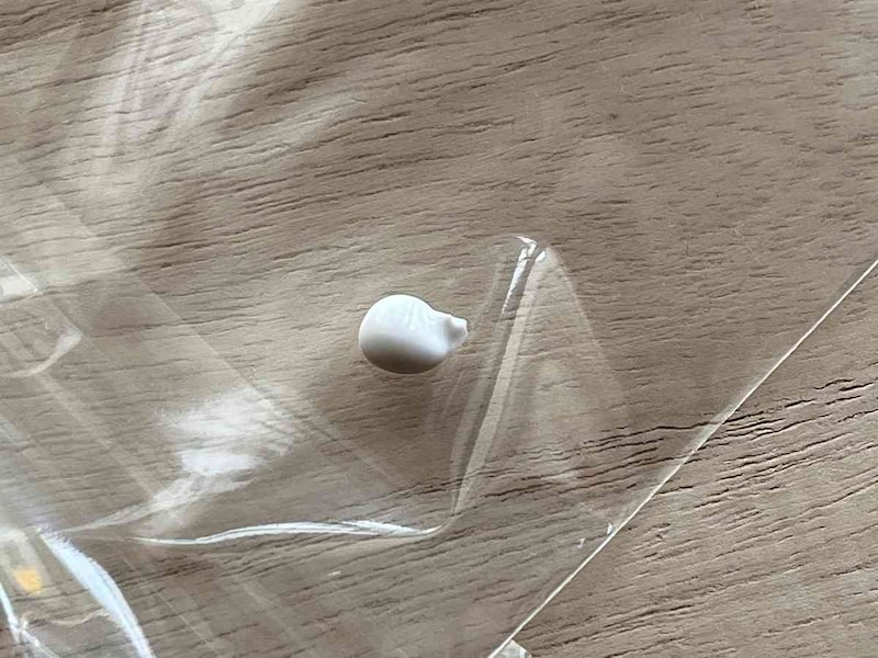 ダイソーの「すべり止め液」は白色