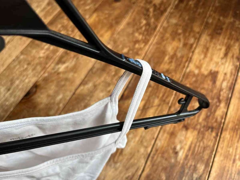 キャミソールの肩紐部分をかけて斜めにしてもすべらない