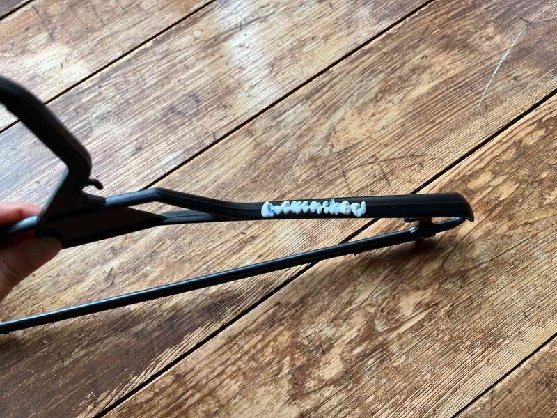 ダイソーの「すべり止め液」をハンガーにつけてみる