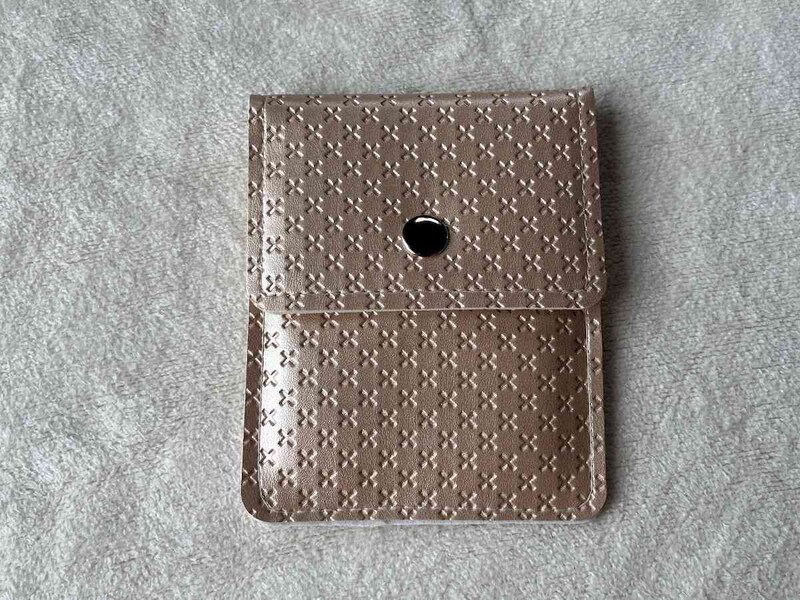 ダイソーの「大きめ携帯灰皿（レザー調、クロス）」